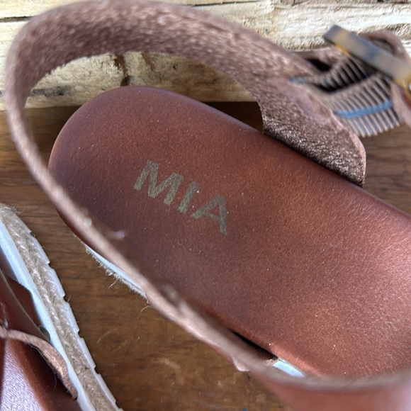 MIA Kiera vegan leather platform sandal with single strap/buckle. Size 7.5 - Picture 5 of 13